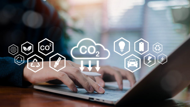 商业专业人士在笔记本电脑上分析碳足迹数据，配有二氧化碳云和可持续性图标，代表碳减排、清洁能源、ESG报告和绿色技术。图片下载
