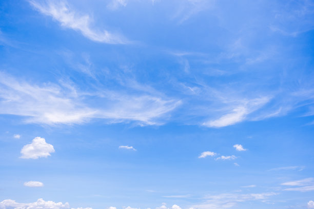 蔚蓝晴朗的天空和云朵的全景，带有微小云朵的蓝天背景。蓝天中的白色蓬松云朵。迷人的股票照片，展示了天空和云朵令人着迷的美丽。图片下载