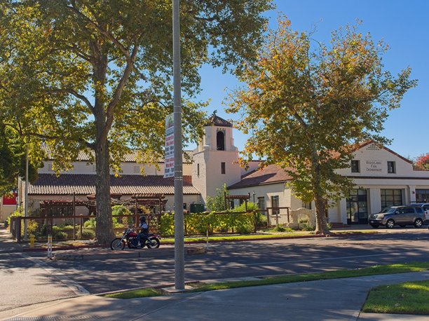 位于加利福尼亚州伍德兰的伍德兰市政厅、办公楼、消防局和城市花园综合体图片下载