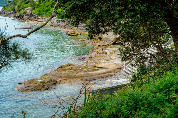 这张照片摄于 2025 年 12 月，地点是悬崖步道上的 Hungry Point Reserve，展示了朝向 Bundeena 和 Maianbar 的海岸线景色，人们在此享受徒步和海岸生活。图片下载