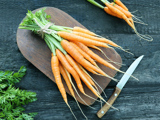 复古风格木质背景上的新鲜胡萝卜图片下载
