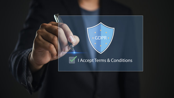 商人触摸带有GDPR盾牌图标和复选框的虚拟屏幕。概念是通用数据保护条例、数据隐私合规、网络安全以及接受条款和条件。图片下载