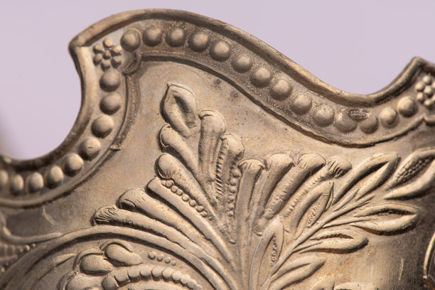 带有花卉图案的复古金属俄罗斯茶杯架的雕刻元素，微距拍摄图片下载