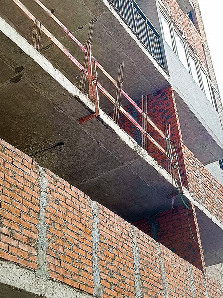 一栋多层混凝土砌块建筑正在施工中。特写。住房建设和建筑行业的概念。竖拍照片。图片下载