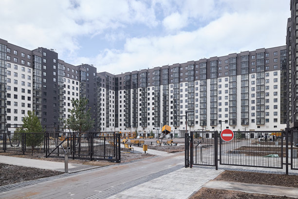 现代住宅区，带便利设施的城市生活空间图片下载