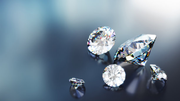 数字屏幕上散落着奢华钻石，灯光和反射效果十分美丽图片下载