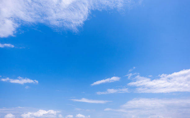 蔚蓝天空与云朵的全景视图，带有微小云朵的蓝天背景。蓝天中的白色蓬松云朵。迷人的风景照片，展示了天空和云朵令人着迷的美丽。图片下载
