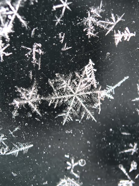 雪景微距摄影，雪花微距摄影，雪的纹理，美丽的白色背景照片，用于背景的白色纹理，美丽的冬季照片图片下载