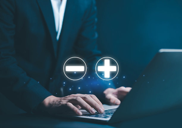 商业决策概念，笔记本电脑上方有加号和减号图标，代表增加和减少、调整、优化、数据控制、成本管理和战略业务分析。图片下载