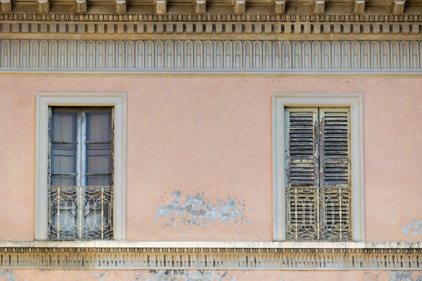 地中海风格的旧建筑外墙，带有传统窗户和复古百叶窗图片下载