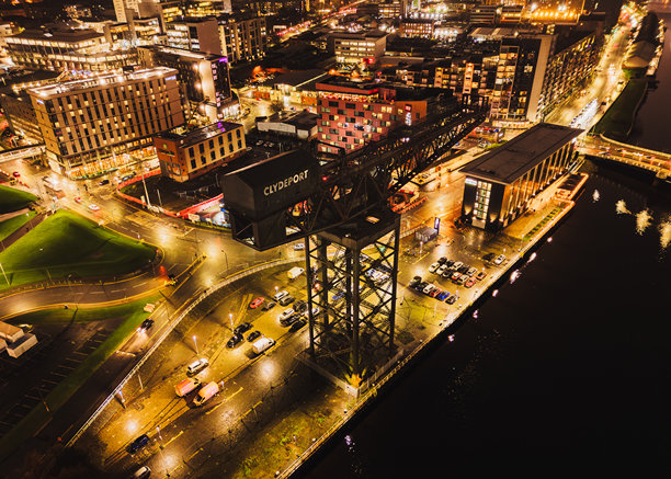 苏格兰格拉斯哥：位于格拉斯哥的芬尼斯顿起重机在夜色中巍然屹立。无人机近景照片图片下载