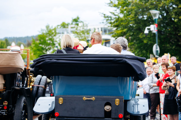 复古汽车游行展示经典汽车，热情的观众享受着老式汽车节的氛围和充满活力的周边环境图片下载