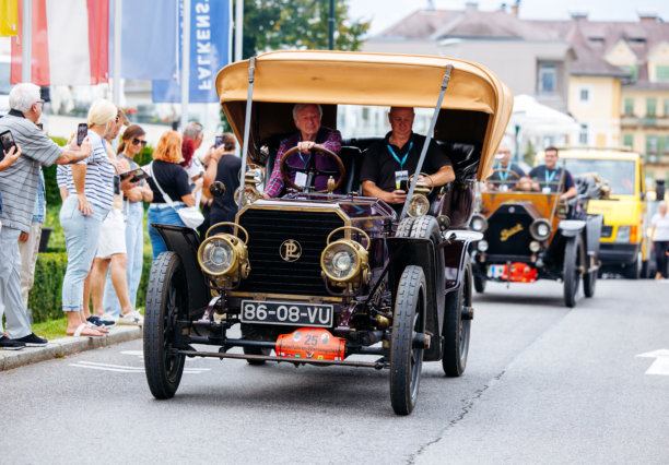 复古汽车游行，展示经典汽车，热情的观众享受着老式汽车节的氛围和充满活力的街景图片下载