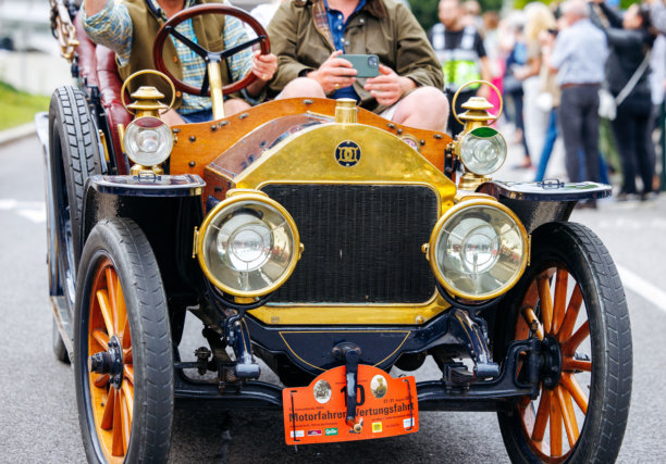 老爷车节上的复古汽车，展现经典设计和精湛工艺，色彩鲜艳，细节精致，非常适合汽车爱好者图片下载