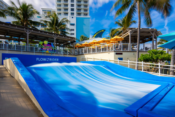 玛格丽特维尔海滩度假村波浪泳池。长曝光拍摄，营造水流模糊效果图片下载