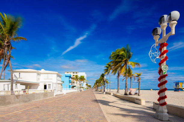 来好莱坞海滩，在沙滩边散步、跑步、骑自行车。好莱坞海滩长曝光图片图片下载