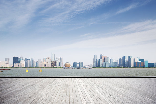 杭州钱江新城城市天际线与江面木质观景平台远景图片下载