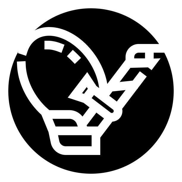 黑色圆圈上的美式橄榄球头盔剪影与橄榄球图片下载
