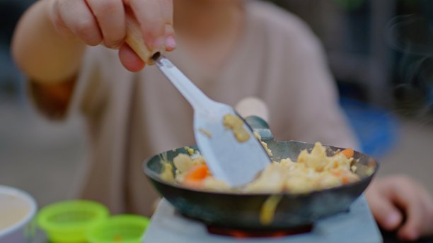 男孩和妈妈在花园里玩耍厨房玩具的抓拍照片图片下载