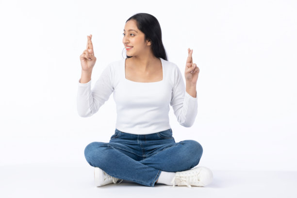 身穿现代服饰的漂亮年轻女孩，正面照，白色背景，素材照片图片下载