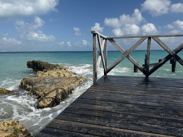墨西哥坎昆有围栏的码头与海浪（2026）图片下载