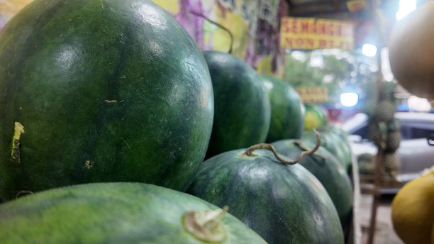 水果市场里新鲜西瓜的照片图片下载