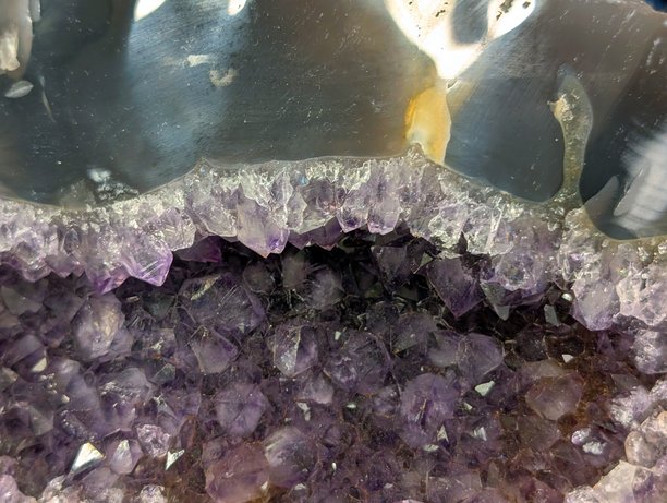 充满活力的紫水晶晶洞晶体形成的微距照片图片下载