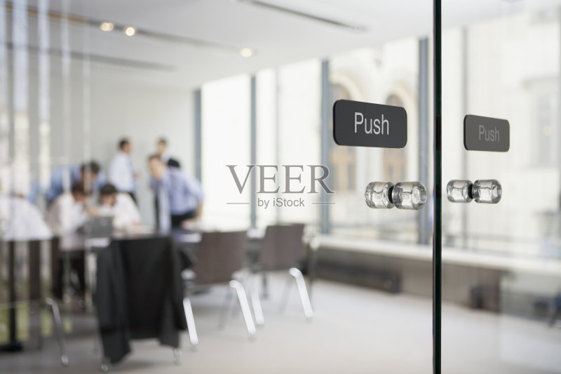 通往办公室的透明玻璃门正版图片素材