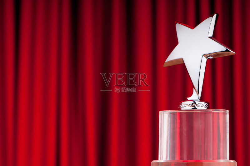 在红幕背景上孤立的明星奖正版图片素材