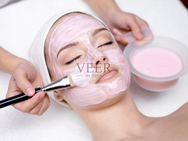 女孩接受粉色化妆面膜正版图片素材