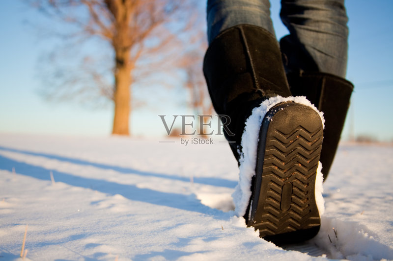 在雪地里行走正版图片素材
