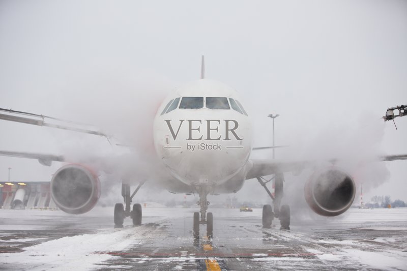 一架飞机在积雪覆盖的地面上的正面视图正版图片素材