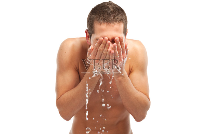 年轻人在剃须后往脸上喷水正版图片素材