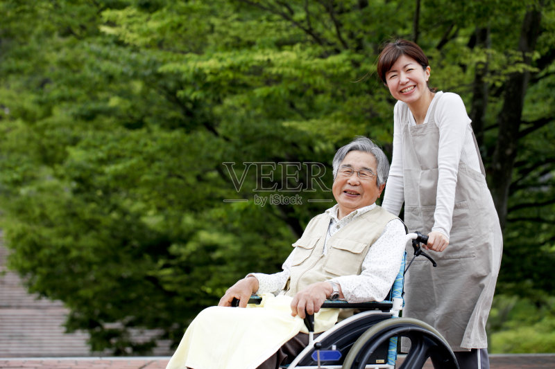 女性辅助轮椅正版图片素材