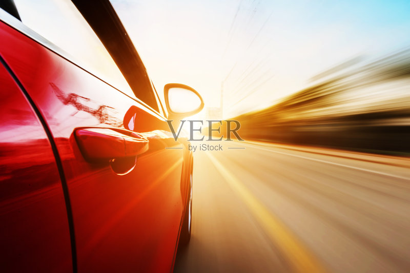 他在高速公路上行驶正版图片素材