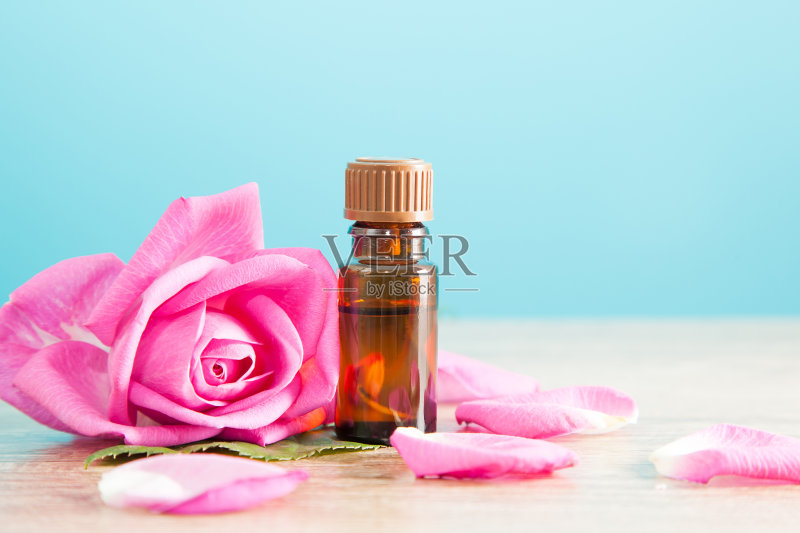 装有芳香油和粉红玫瑰的瓶子正版图片素材