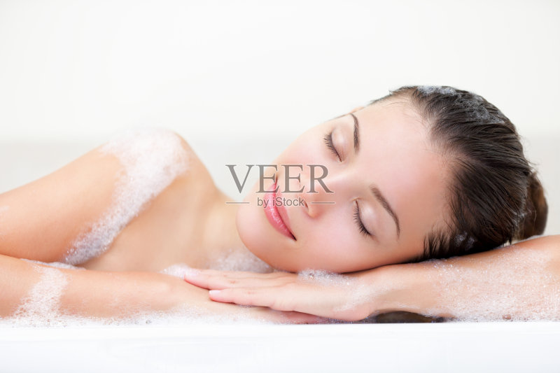 在浴缸中放松的女人正版图片素材