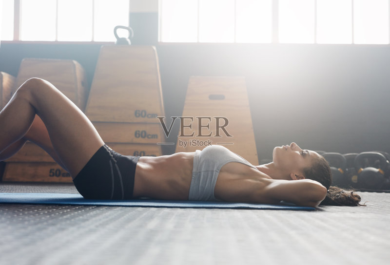 健身的女人在健身房做仰卧起坐正版图片素材