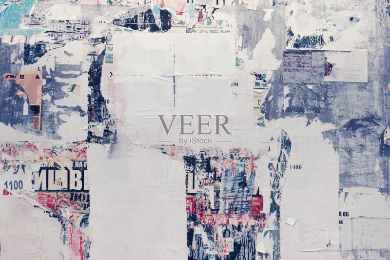 旧的城市街道广告牌与撕破的海报和贴纸正版图片素材