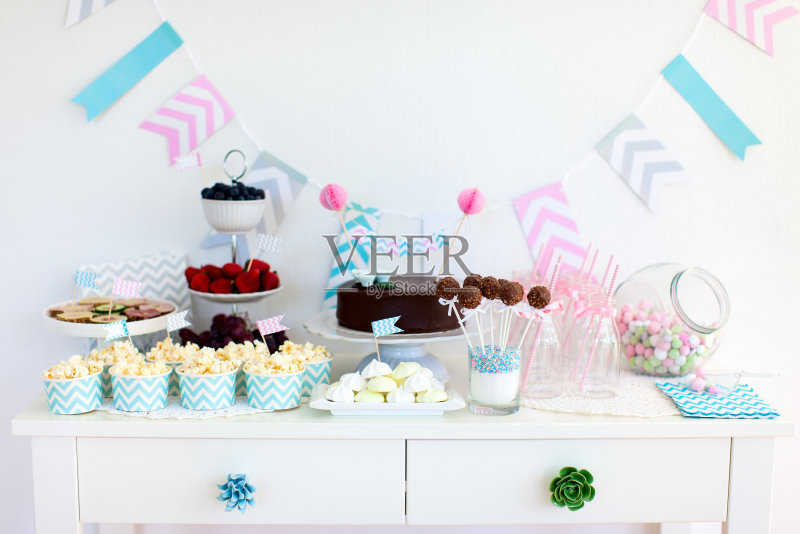 宴会上的点心和甜点桌正版图片素材