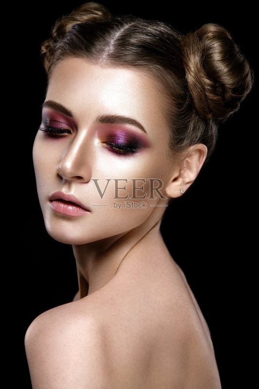 美丽的女人肖像孤立在黑色的背景。正版图片素材