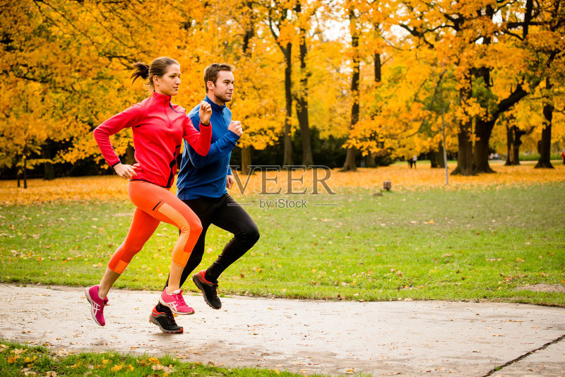 情侣在秋天的大自然中慢跑正版图片素材