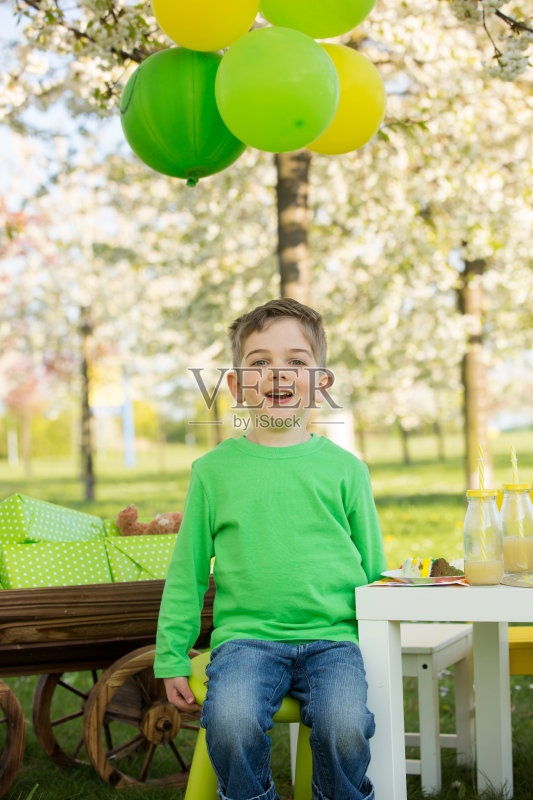 幼儿快乐甜蜜，欢度五岁生日正版图片素材