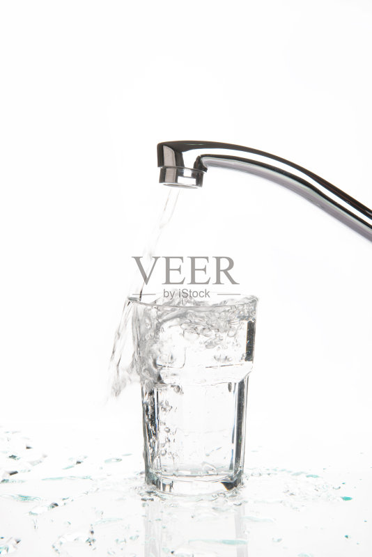 玻璃桌上满溢的水正版图片素材