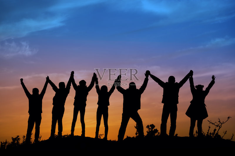 山上人们的剪影正版图片素材