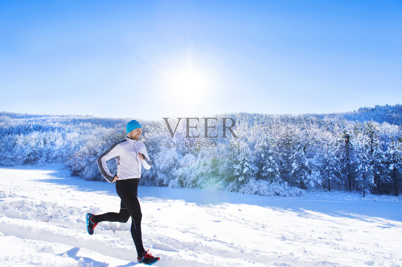 人在冬天的大自然中慢跑正版图片素材