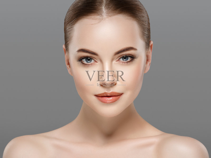 美丽的女人肖像脸部特写工作室灰色背景正版图片素材