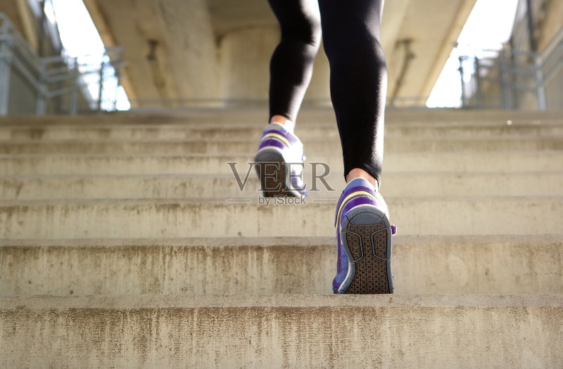 运动女性跑上楼梯正版图片素材