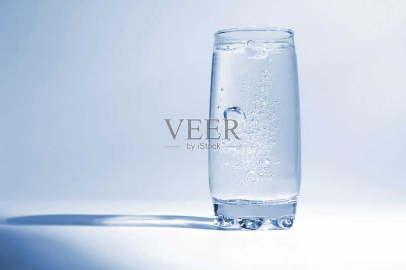透明玻璃中的水和气泡正版图片素材