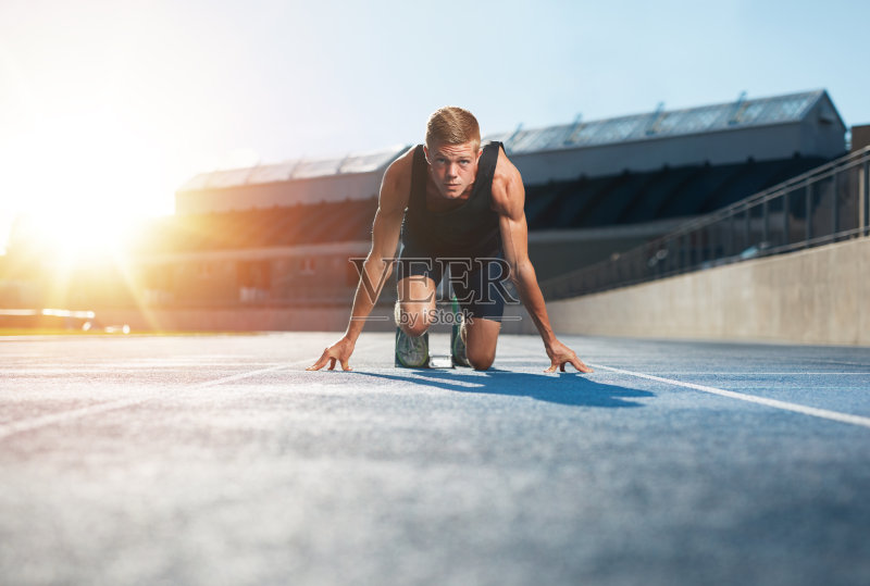 处于起跑位置的运动员准备开始比赛正版图片素材